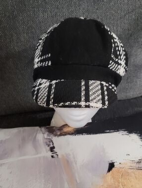 Marcus Adler New York Black and White Plaid Newsboy Cap Hat Tweed